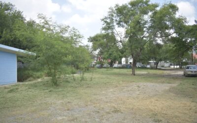 Apoya Adrián de la Garza en operación de limpieza y deshierbe en escuelas