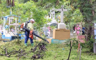 Gobierno de Monterrey deja limpios y fumigados panteones para el próximo Día de Muertos