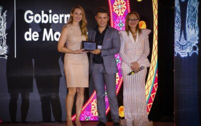 “Catrinas” y “Catrines” deslumbran a regios al modelar en la Plaza Zaragoza