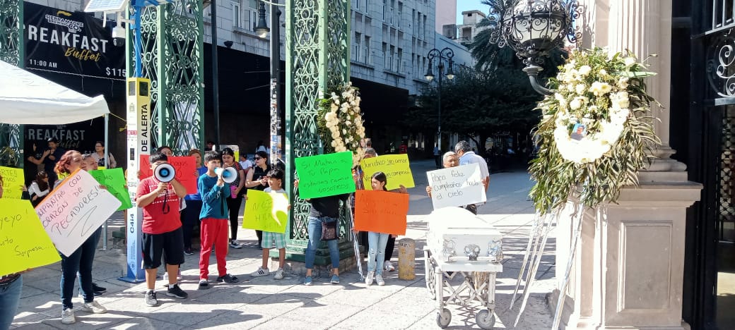 Familias de víctimas de accidentes protestan contra aseguradoras