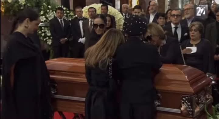 Familia de Silvia Pinal despide a la diva en Bellas Artes