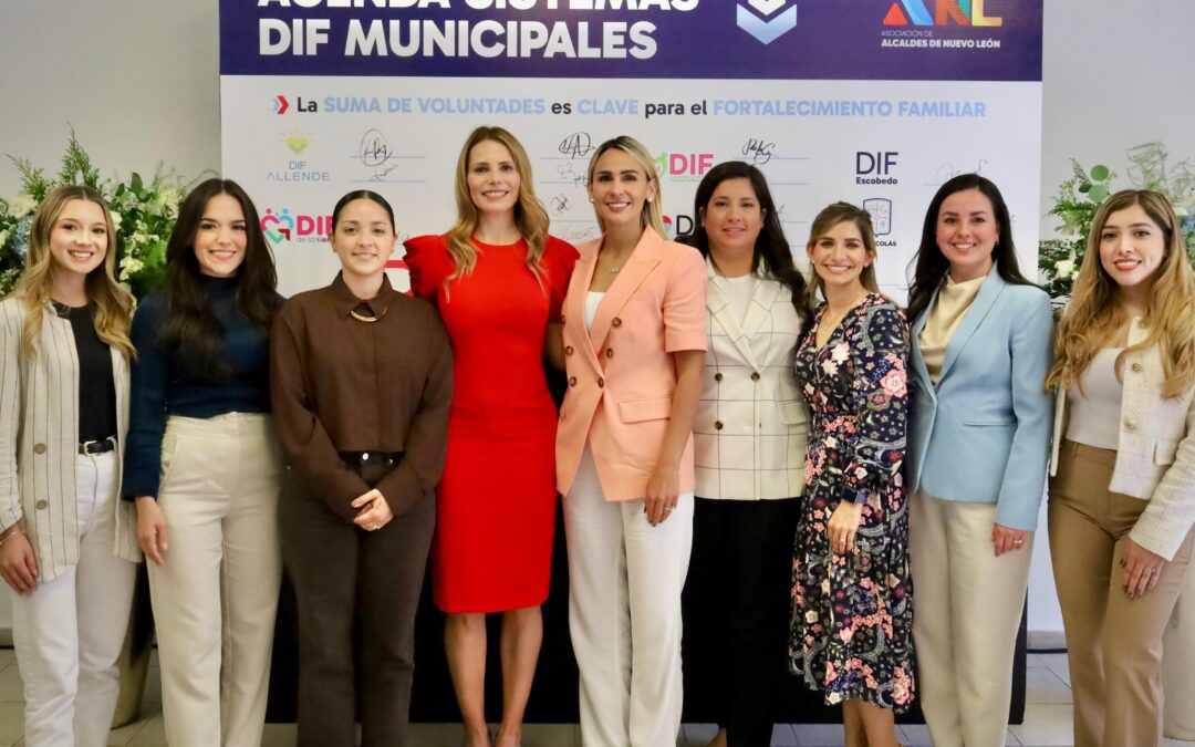 Firma Gaby Oyervides agenda de trabajo con Sistemas DIF Municipales