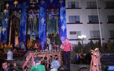 Encienden Américo y María monumental pino navideño