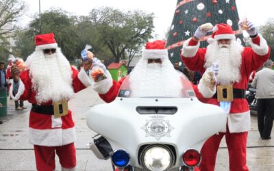 Inicia Monterrey con tradición en la que oficiales de Tránsito circulan vestidos de Santa Claus