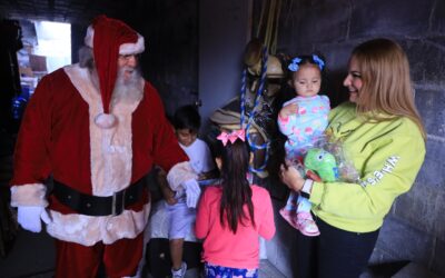 Reparte Santa Clos sonrisas en colonias de Guadalupe