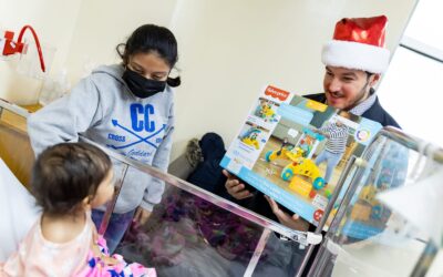 Lleva Samuel García navidad anticipada a las niñas y niños del Materno Infantil