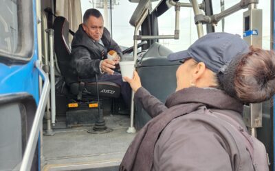 CONTINÚA ESCOBEDO OPERATIVOS CONTRA EL FRÍO, POLICÍAS ENTREGAN BEBIDAS CALIENTES Y PAN