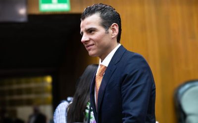 Miguel Ángel Flores dona libros para fomentar la lectura infantil en Nuevo León