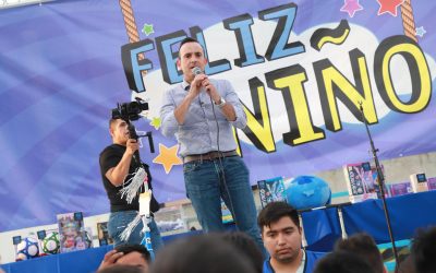 Carlos de la Fuente se divierte como niño en evento por el 30 de abril