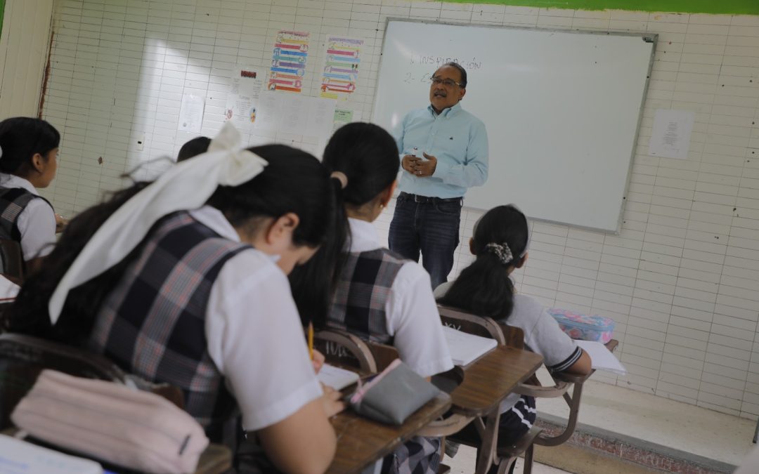 Andrés Mijes, alcalde de Escobedo, vuelve a la escuela