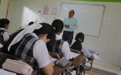 Andrés Mijes, alcalde de Escobedo, vuelve a la escuela