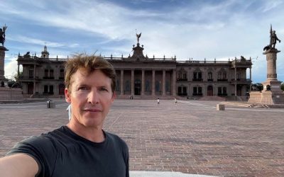 James Blunt se toma selfie frente al Palacio de Gobierno en la Macroplaza