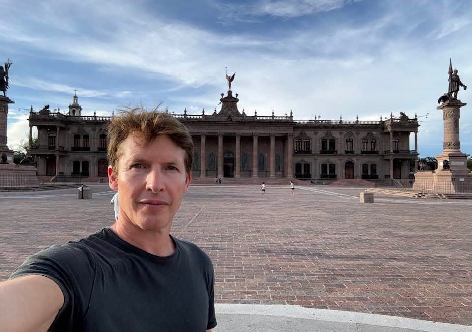 James Blunt se toma selfie frente al Palacio de Gobierno en la Macroplaza