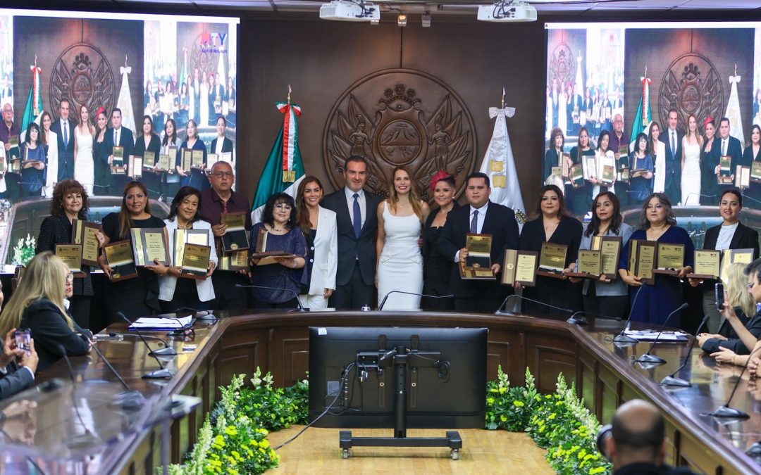 Reconoce Gobierno de Monterrey trayectoria de maestras y maestros