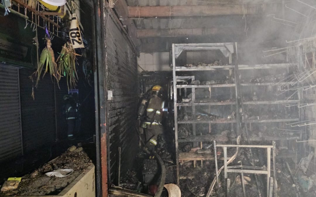 Incendio en el Mercado Juárez consume dos hierberías