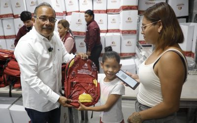 Andrés Mijes entrega útiles escolares adaptados a planes de estudio