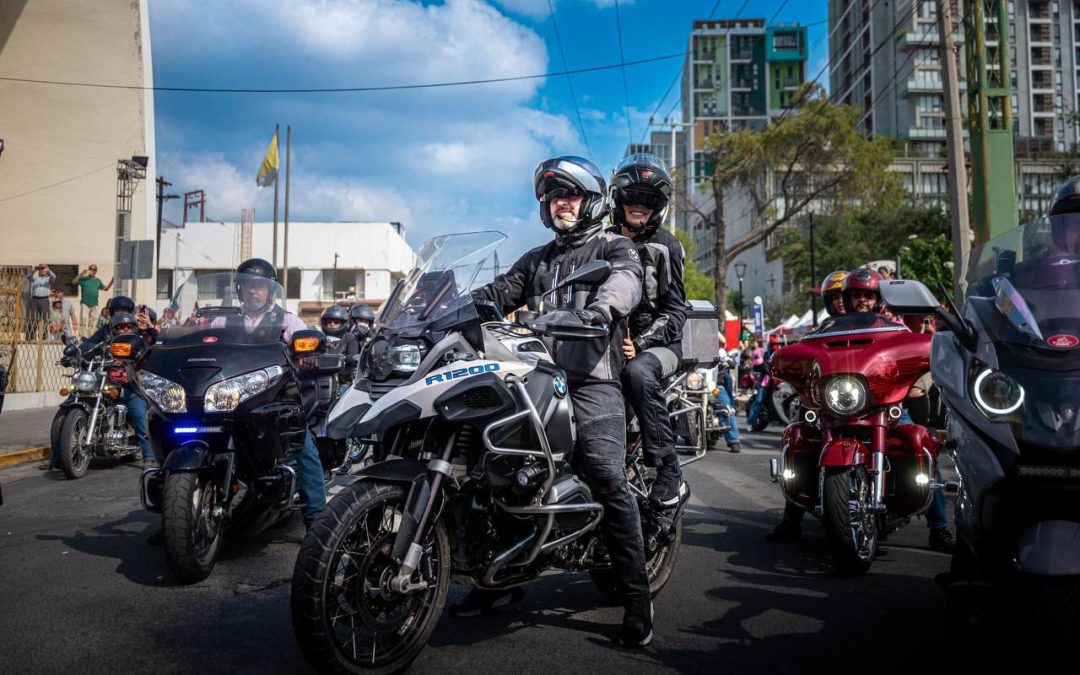 Se tiñe Monterrey de rosa por la salud de las mujeres