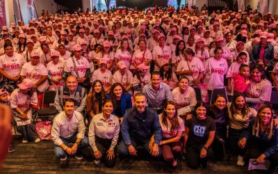 Entrega Adrián de la Garza Tarjeta Regia Plus a mujeres cuidadoras