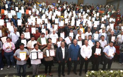 Dan Escobedo e Infonavit certeza jurídica a familias con entrega de escrituras