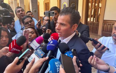 Mike Flores: Entre la ironía, el Paquete Fiscal  y el bronceador