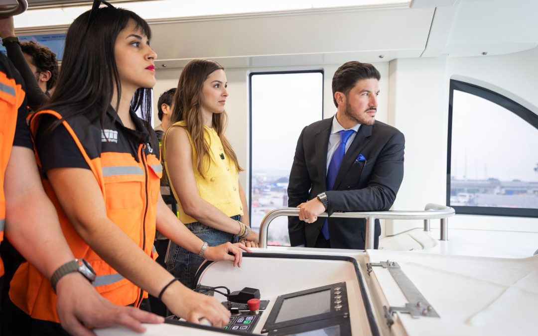 Prueban Samuel y Mariana el monorriel….¡a lenta velocidad!