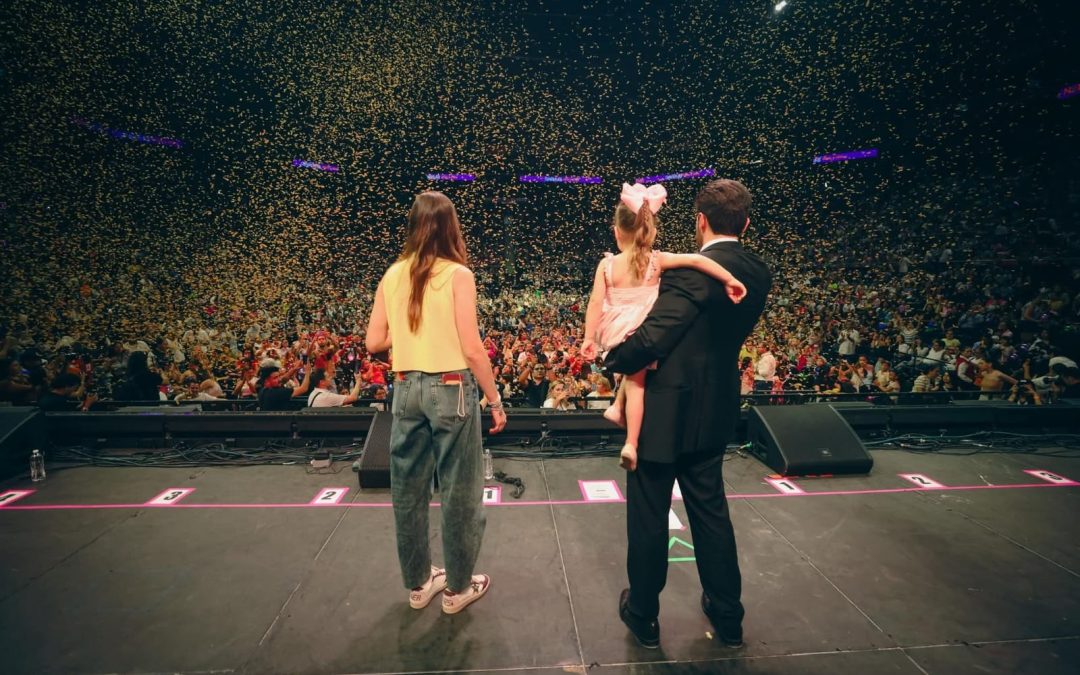 Celebran Samuel y Mariana con Lara Campos a niños de Nuevo León