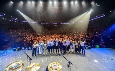 Mamás regias disfrutan de música, show y la rifa de cuatro autos