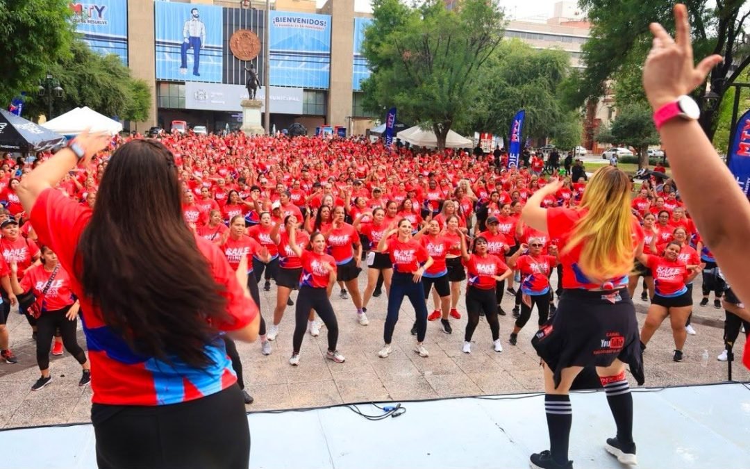 ¡Todas a bailar!; participan casi mil mujeres en evento fitness del DIF Monterrey