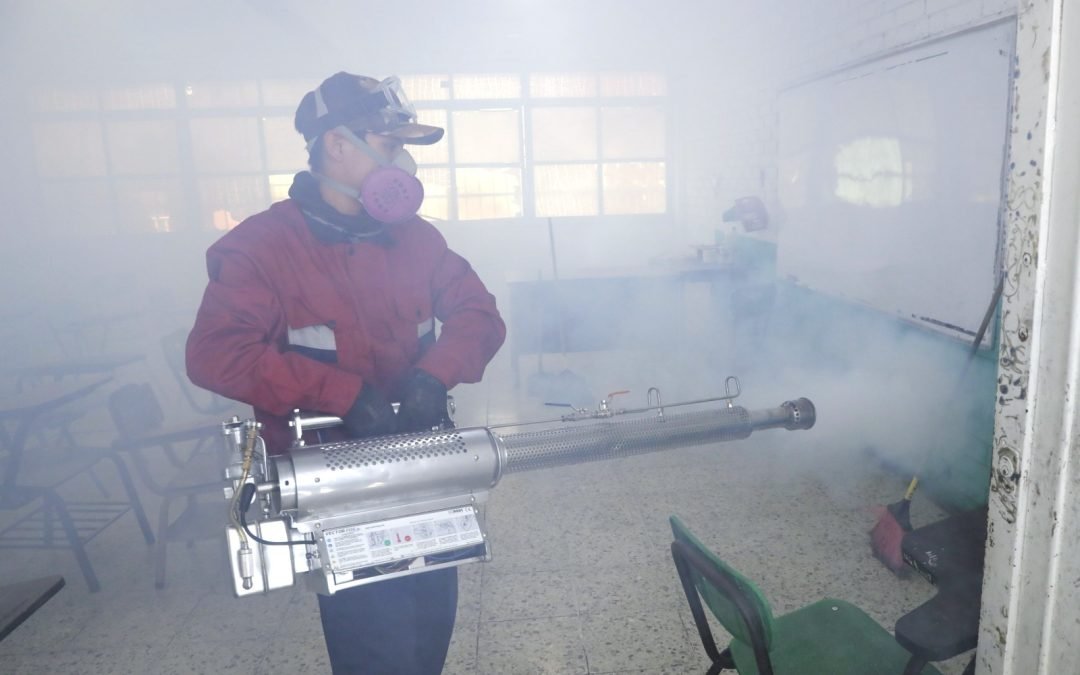 Escobedo se adelanta a las clases, fumigan y deshierban escuelas