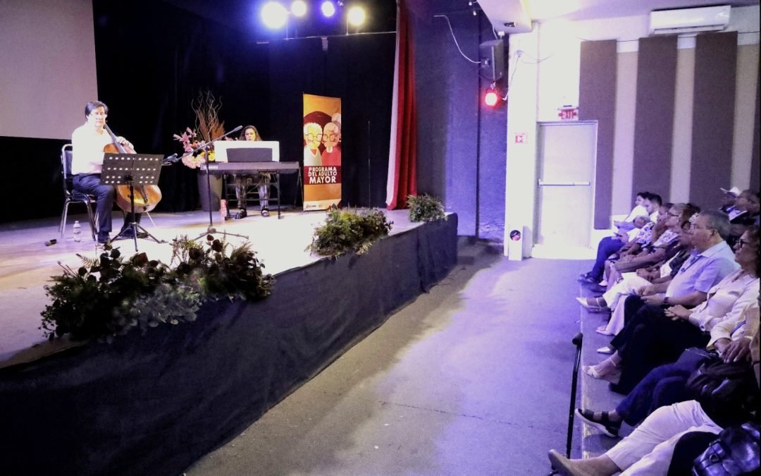 Celebra Escobedo a los adultos mayores con concierto en piano y violonchelo